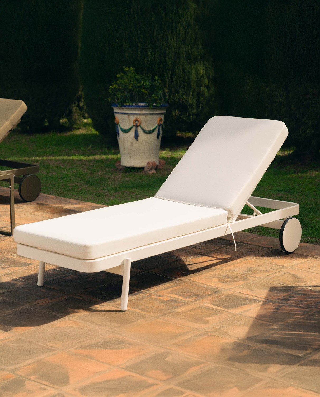 Chaise Longue Inclinable en Aluminium avec Coussin en Tissu Celina, image de la gelerie 2