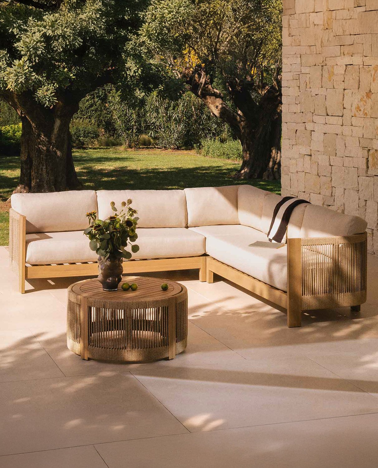 Salon de Jardin en Bois d'Acacia avec Coussins Mora, image de la gelerie 2