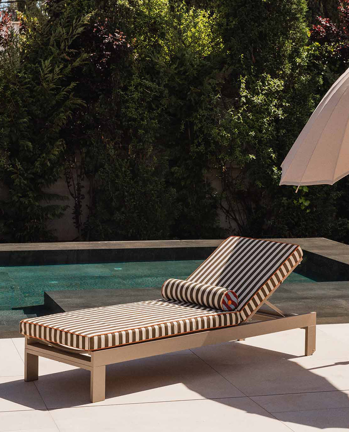 Pack 2 Chaises Longues Inclinables en Aluminium avec Coussin Rayé New Kreta, image de la gelerie 2