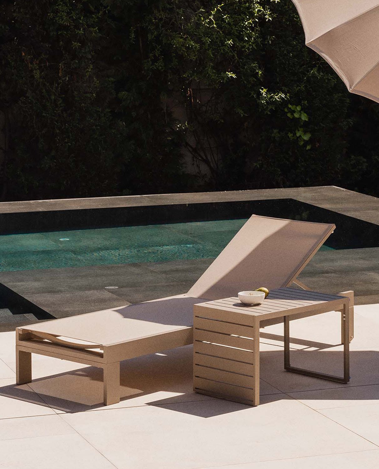 Set Chaise Longue et Table Basse en Aluminium New Kreta, image de la gelerie 2