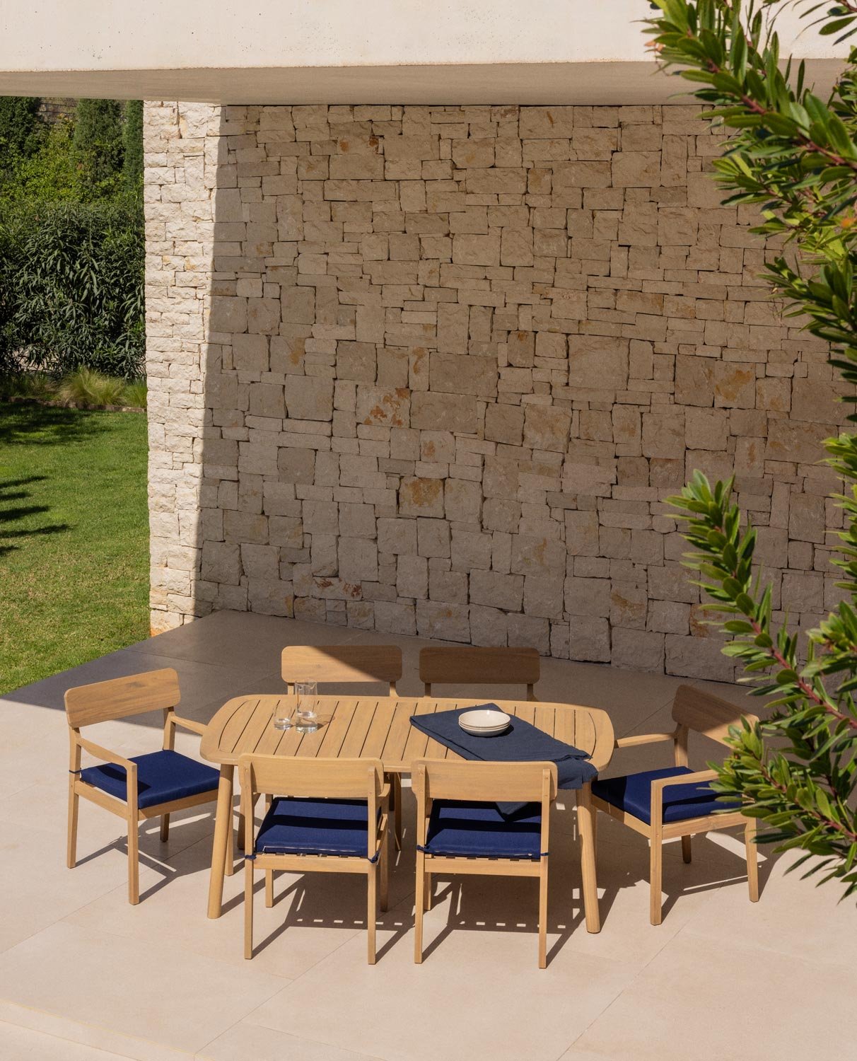 Ensemble Table Rectangulaire (180x100 cm) et 6 Chaises en Bois d'Acacia avec Accoudoirs Extérieur Marla , image de la gelerie 2