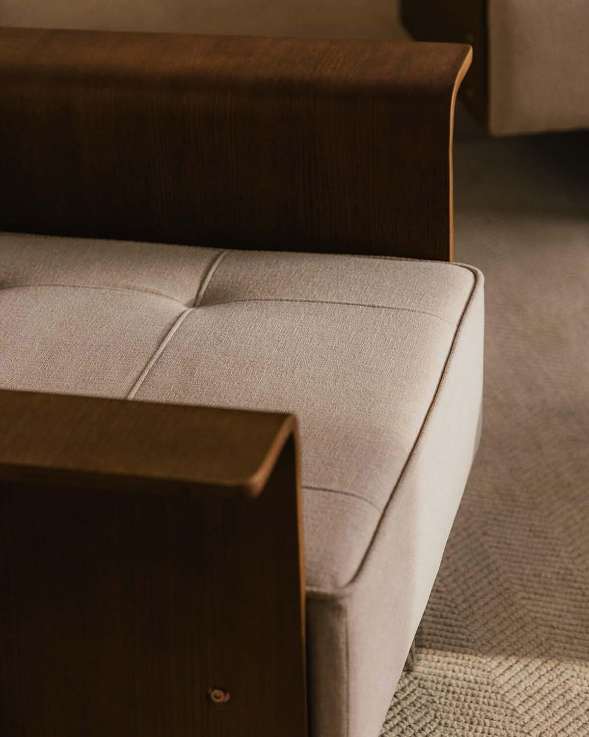 Fauteuil Inclinable avec Accoudoirs en Bois et Tissu 70S, image de la gelerie 3