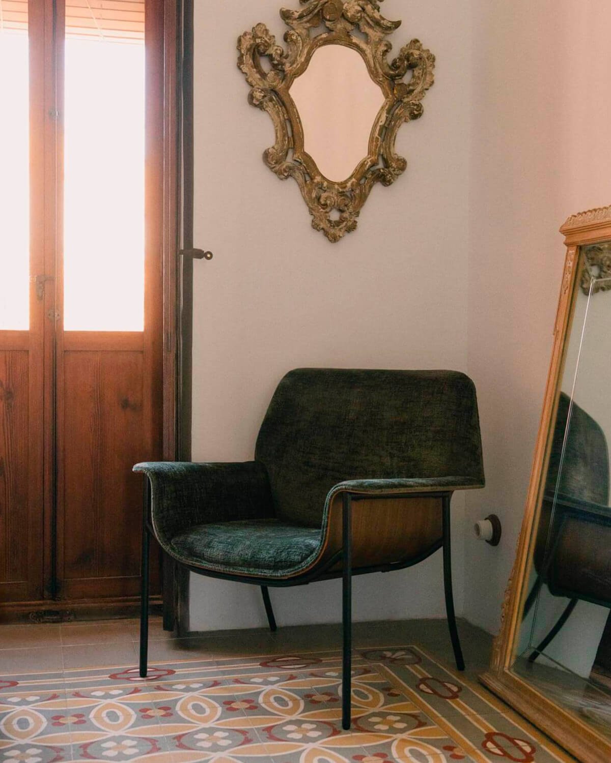Fauteuil avec Accoudoirs en Bois et Tissu Rinu, image de la gelerie 2