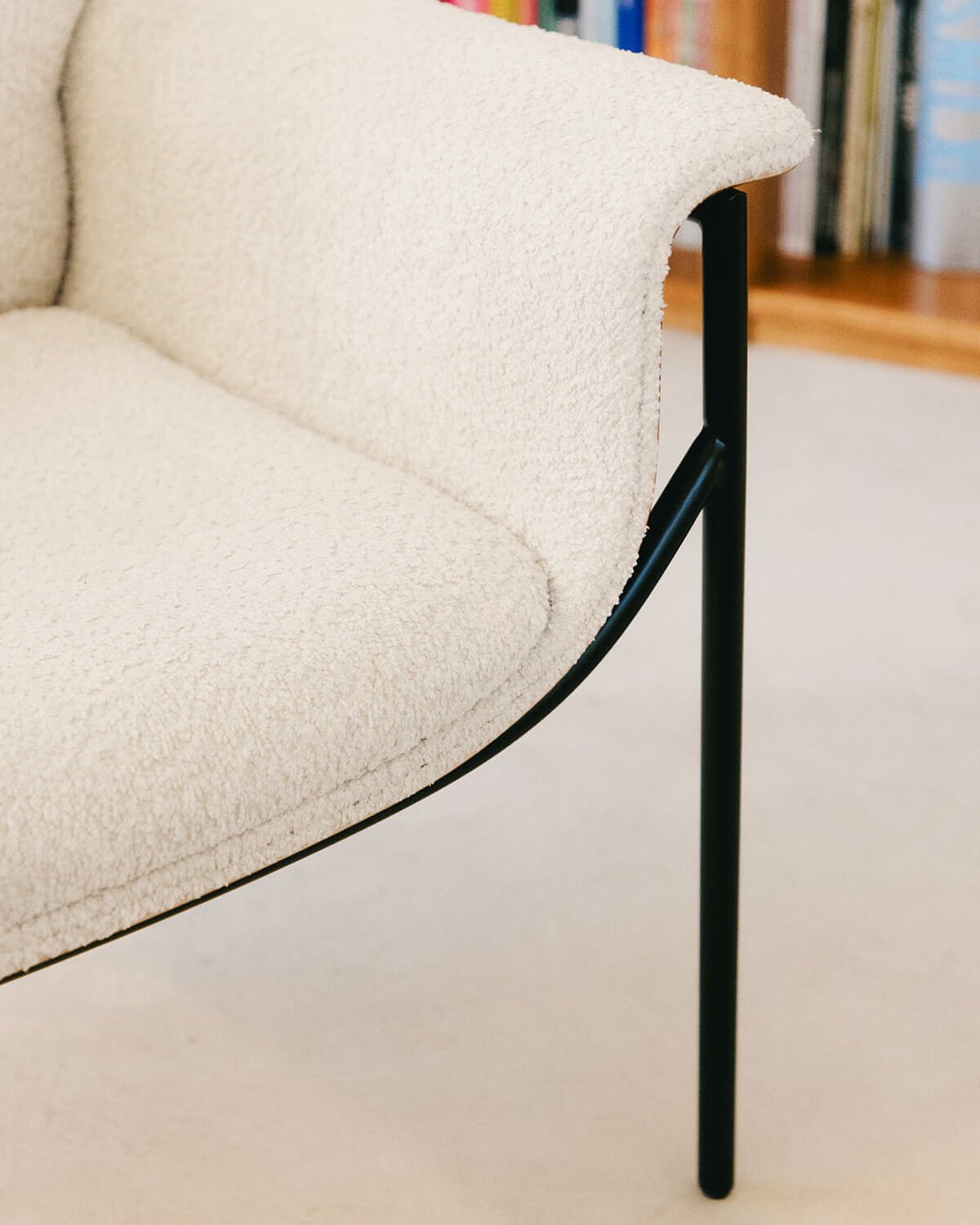 Fauteuil avec Accoudoirs en Bois et Tissu Rinu, image de la gelerie 3