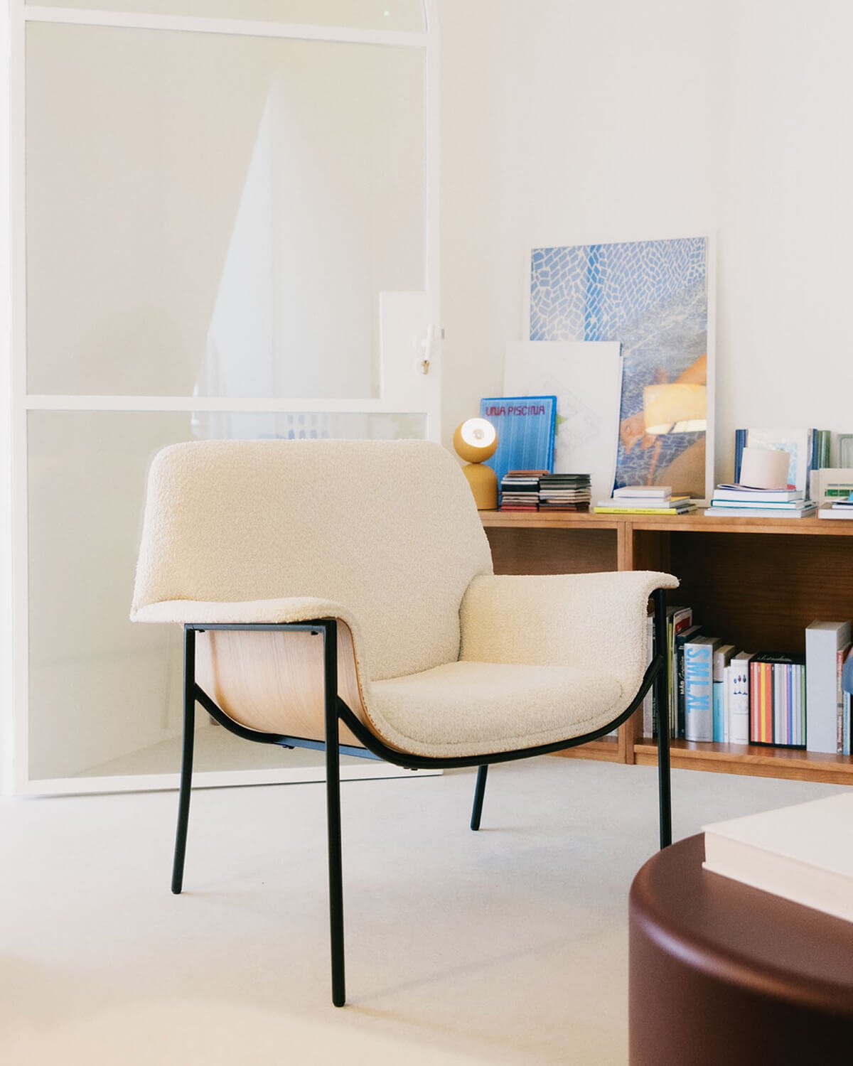 Fauteuil avec Accoudoirs en Bois et Tissu Rinu, image de la gelerie 2