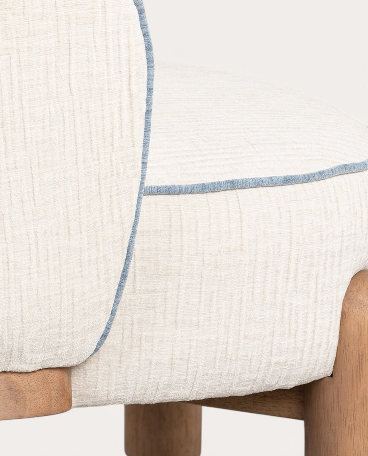 Fauteuil en Tissu et Bois Louis , image de la gelerie 3