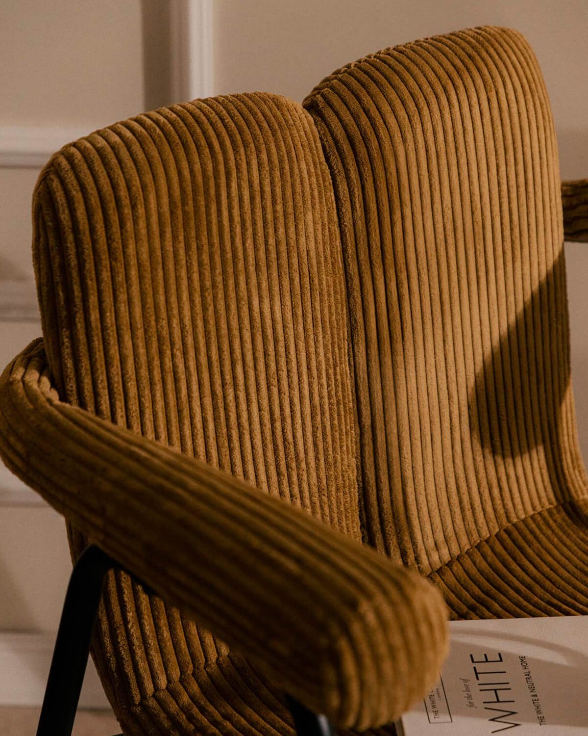 Fauteuil en Velours Côtelé Épais et Métal Elles , image de la gelerie 3