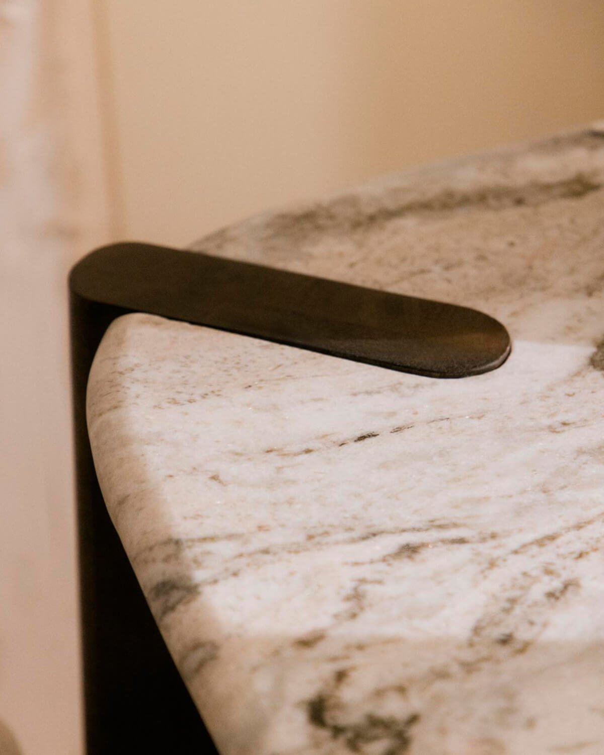 Table à Manger Rectangulaire en Marbre Sawar et Bois de Manguier (180x99 cm) Edgar, image de la gelerie 4492348