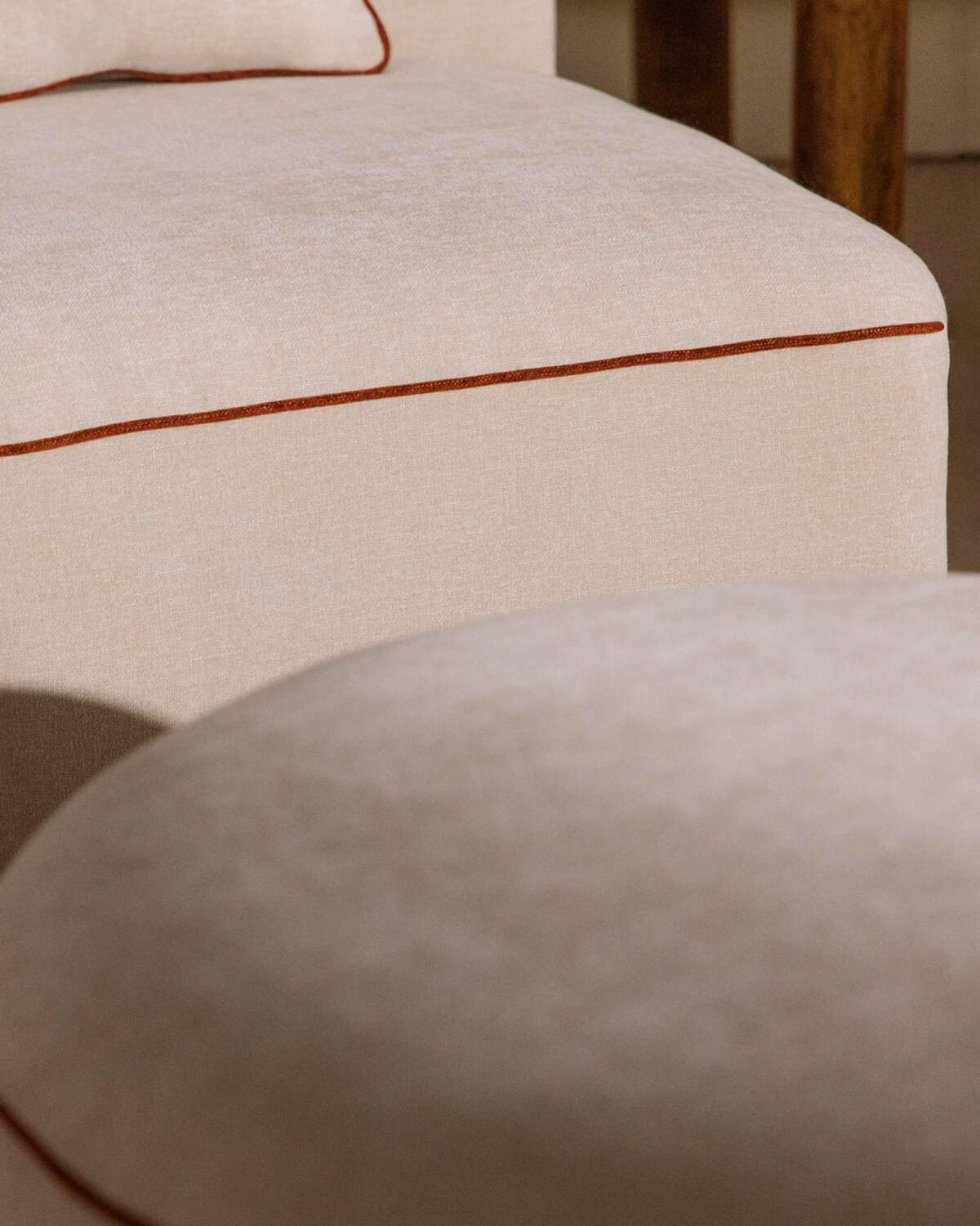 Fauteuil D'Angle avec Pouf Rond en Tissu Ilham , image de la gelerie 3