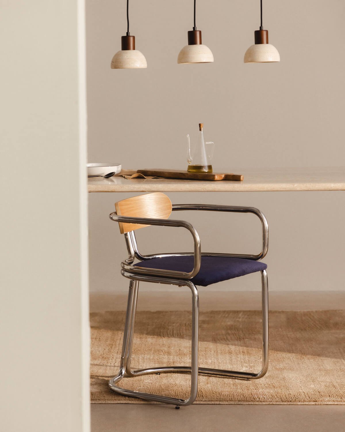 Chaise de Salle à Manger en Velours Côtelé Épais et Bois avec Accoudoirs Teba , image de la gelerie 2