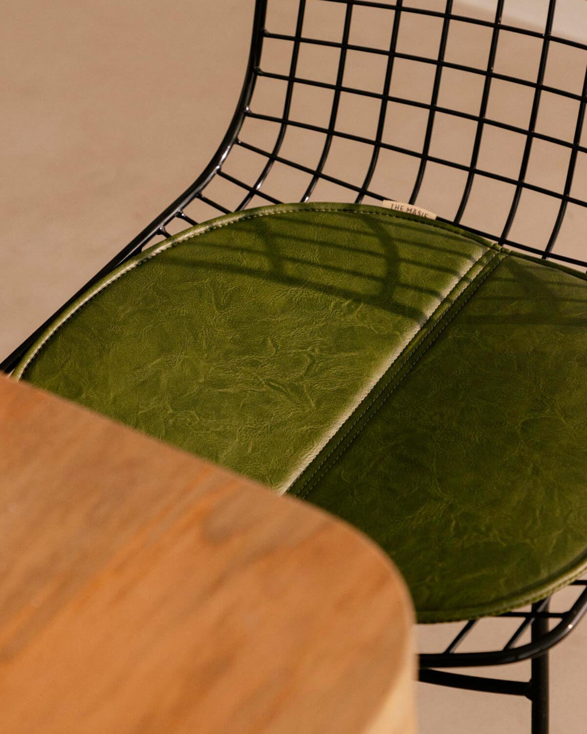 Chaise de Salle à Manger en Métal à Dossier Haut Aras , image de la gelerie 3