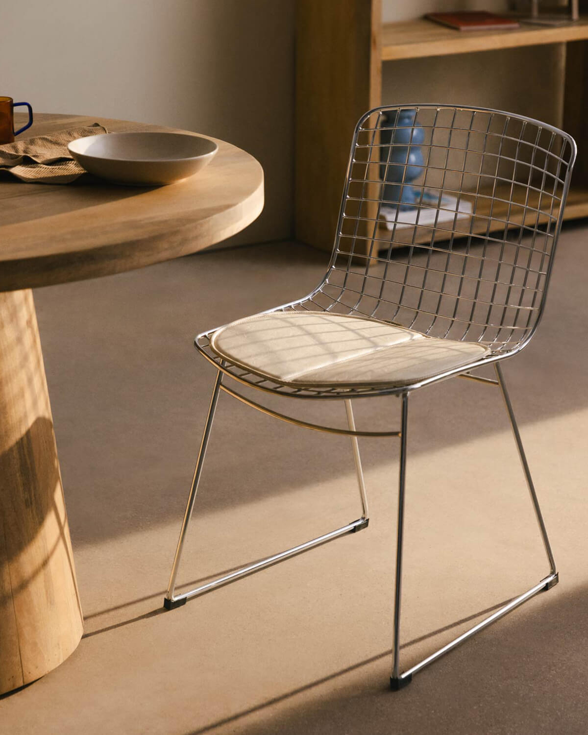 Chaise de salle à manger en métal à dossier haut Aras, image de la gelerie 2