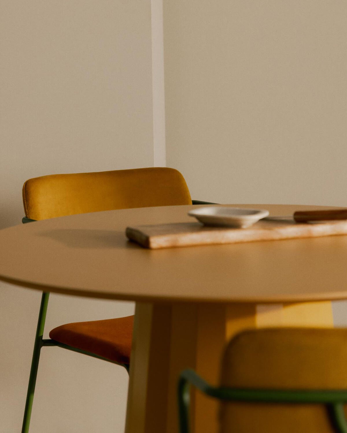 Ensemble Table à Manger Ronde (Ø100 cm) Irem et 2 Chaises en Tissu Irun, image de la gelerie 3