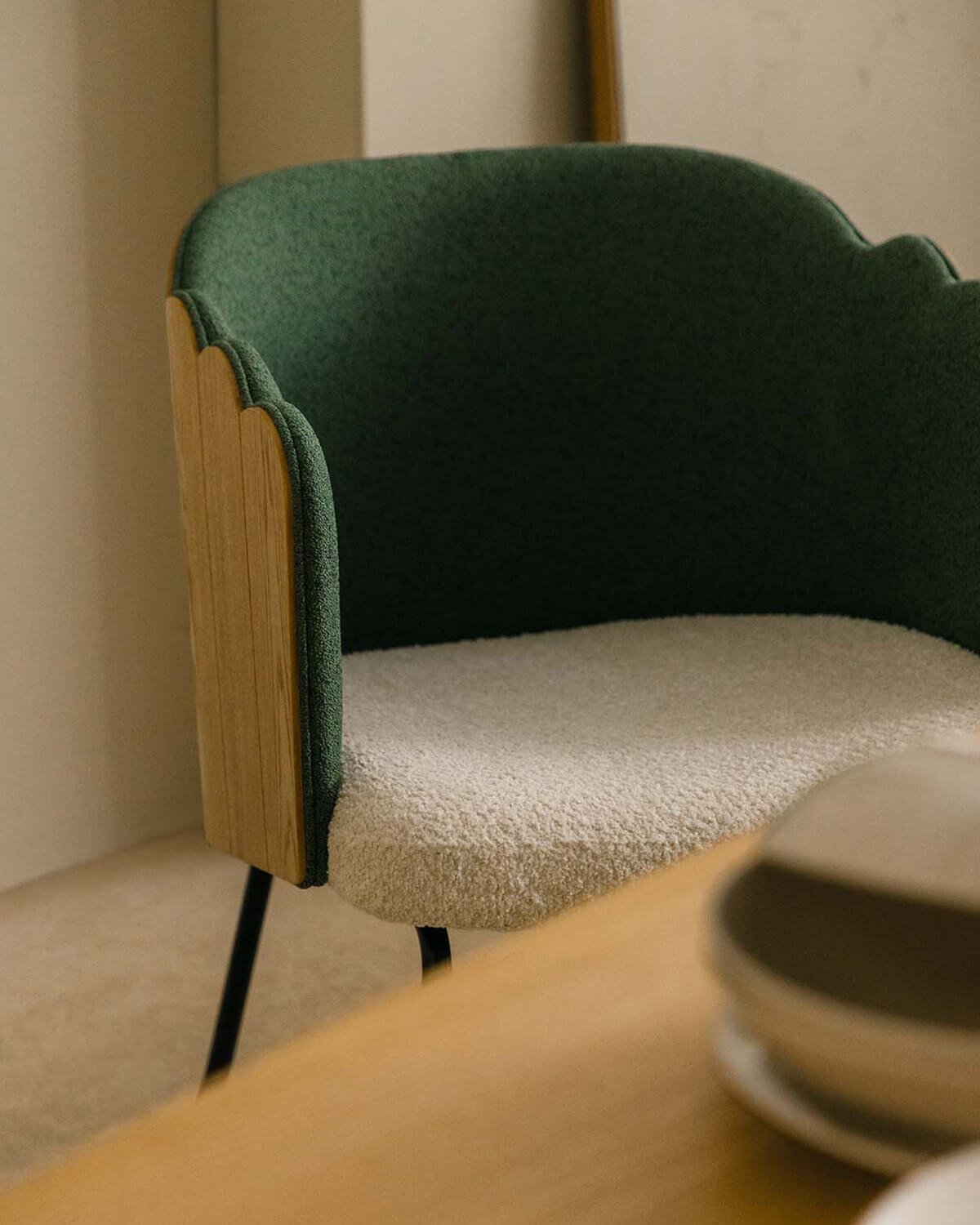 Set de Table à Manger Rectangulaire en Bois (220x100 cm) Flawas et 4 Chaises en Tissu Rene, image de la gelerie 3