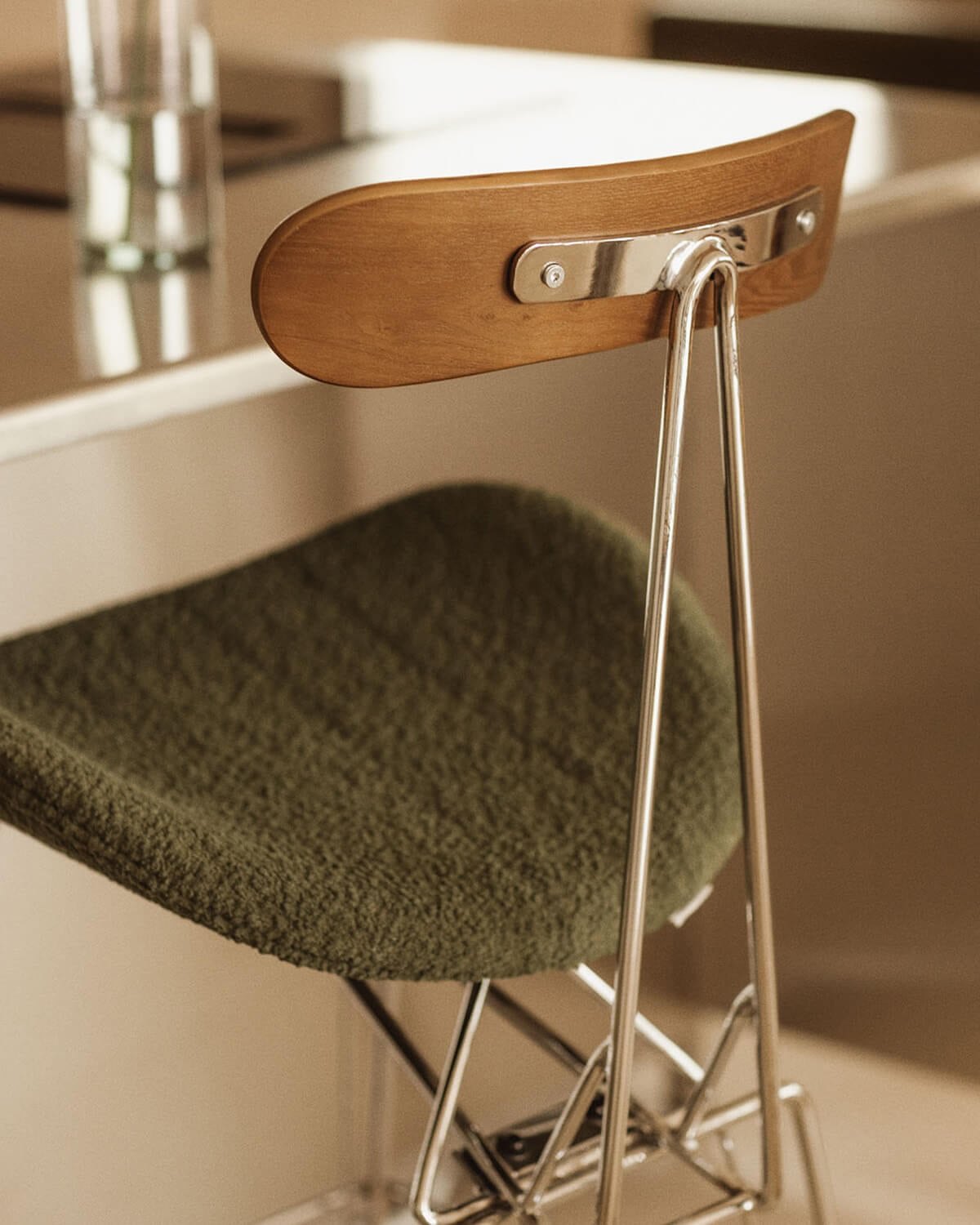 Tabouret haut Brunela en tissu et bois (75 cm), image de la gelerie 3