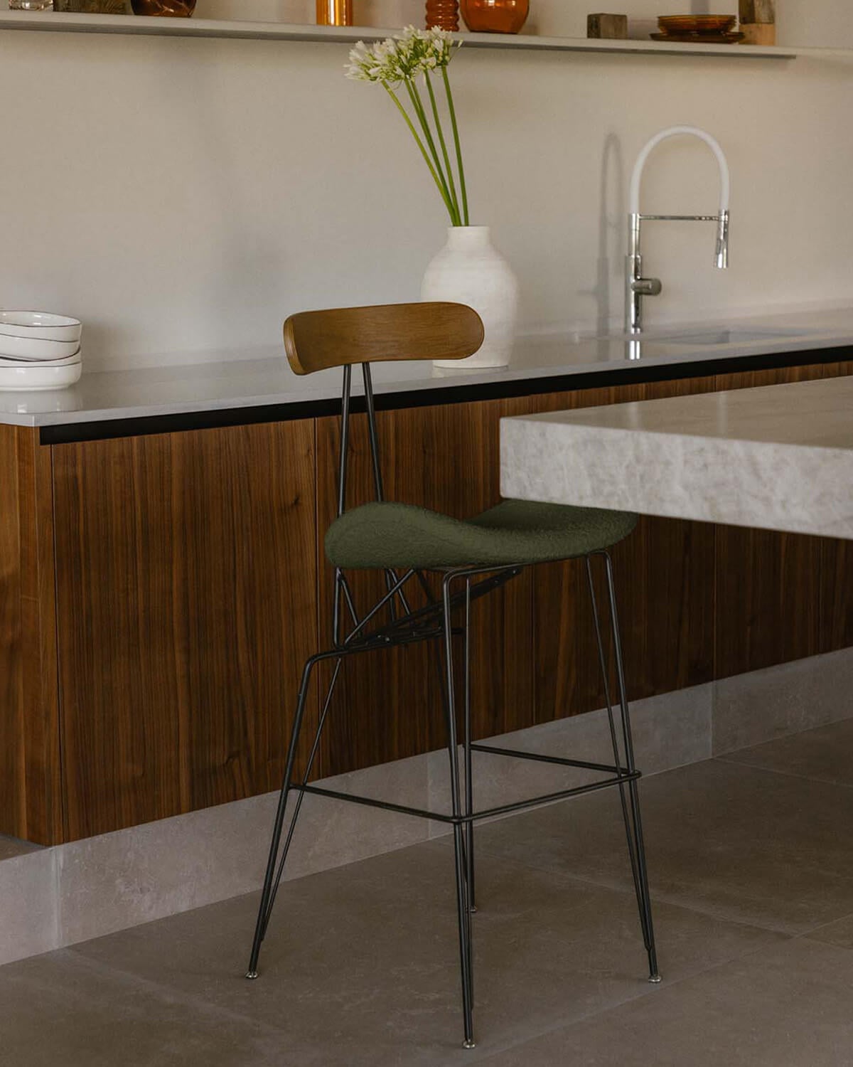 Tabouret de bar 75 cm en tissu et bois Brunela, image de la gelerie 2