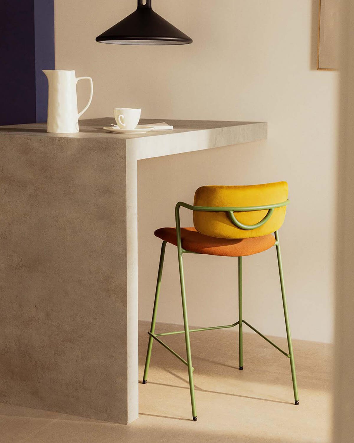 Pack 4 Tabourets Hauts en Velours et Tissu (65 cm) Irun, image de la gelerie 2