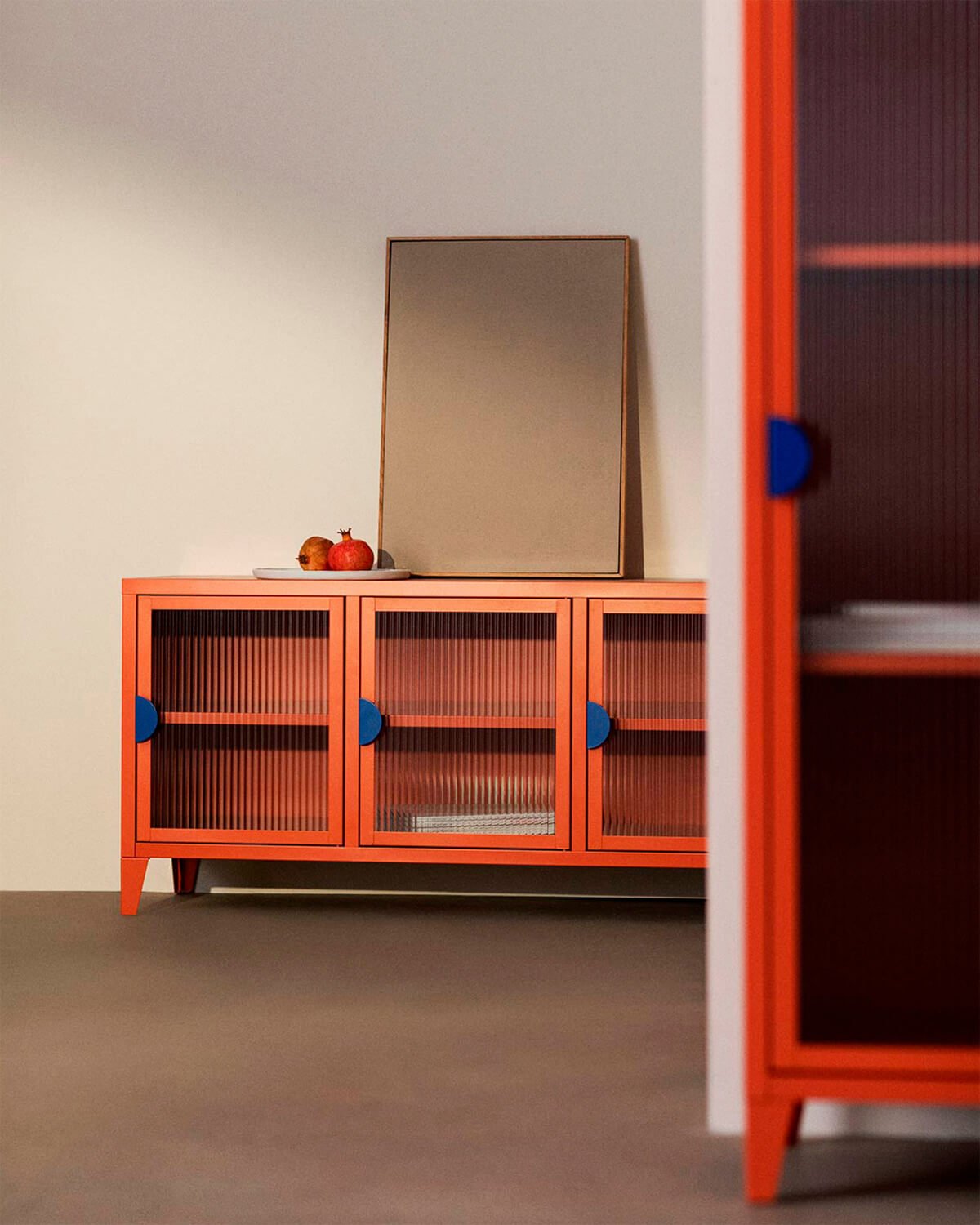 Meuble TV 3 Portes Soan en Acier Laminé et Verre, image de la gelerie 2