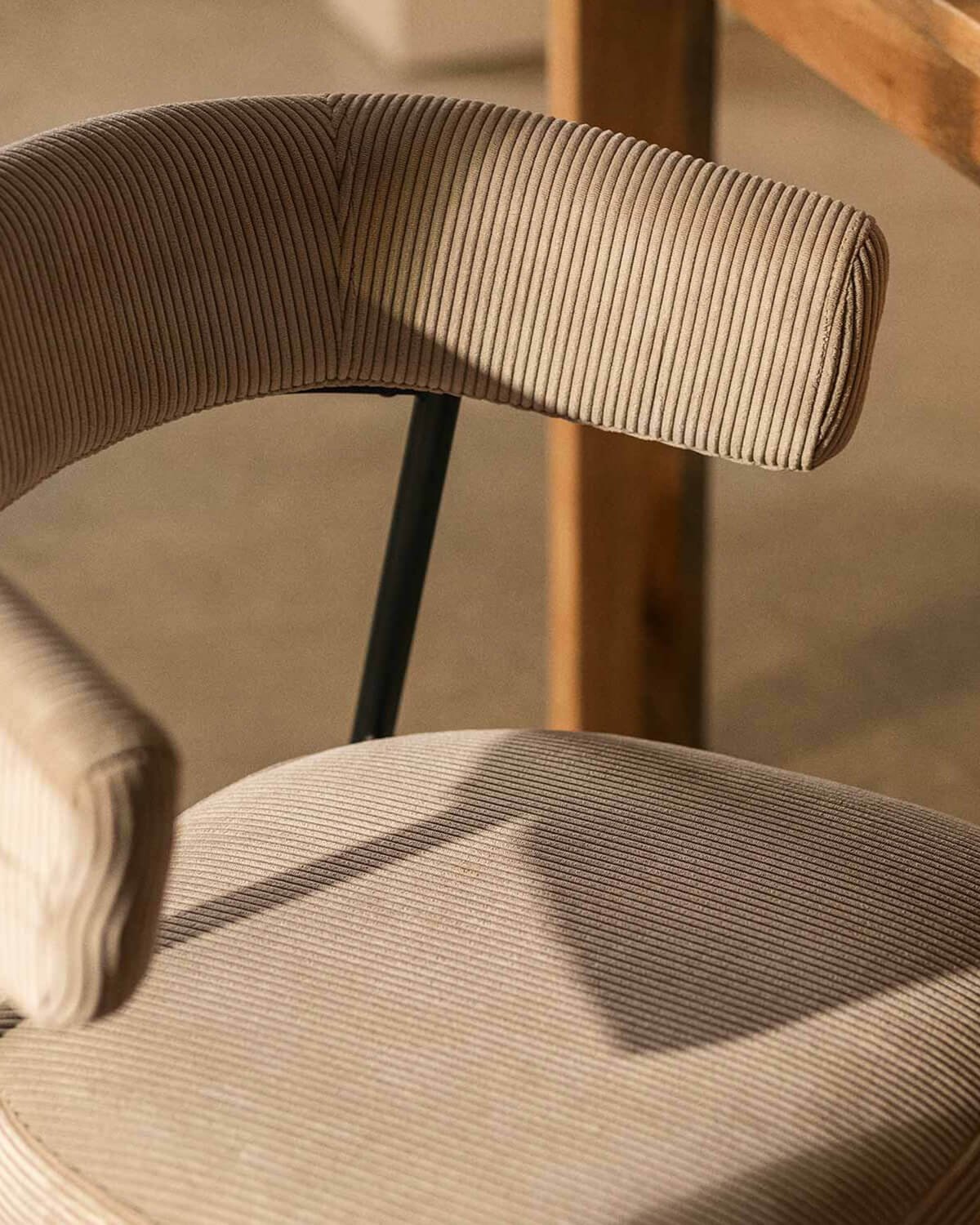 Chaise de Salle à Manger en Métal Velours Côtelé Eloise, image de la gelerie 3