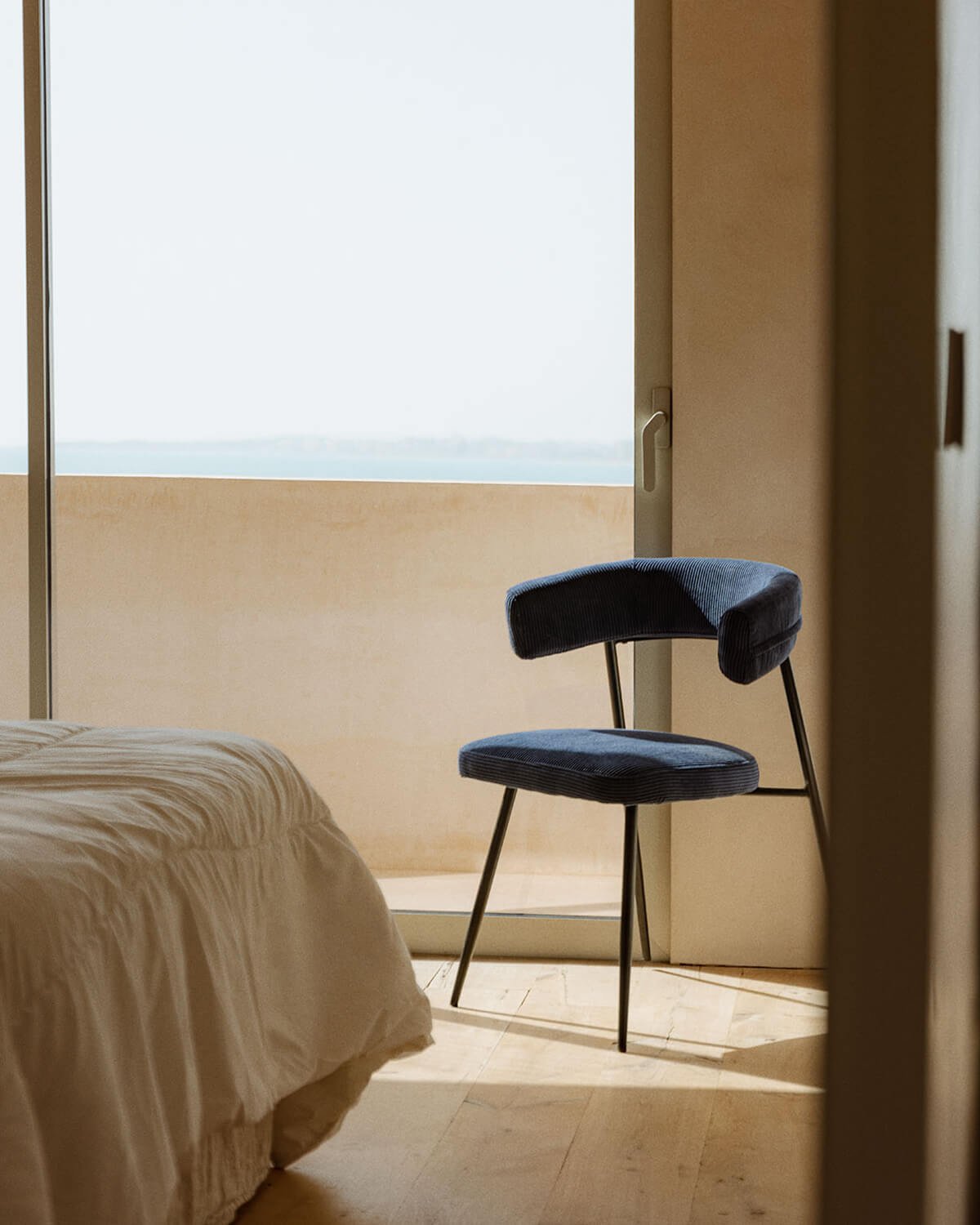 Chaise de Salle à Manger en Métal Velours Côtelé Eloise, image de la gelerie 2