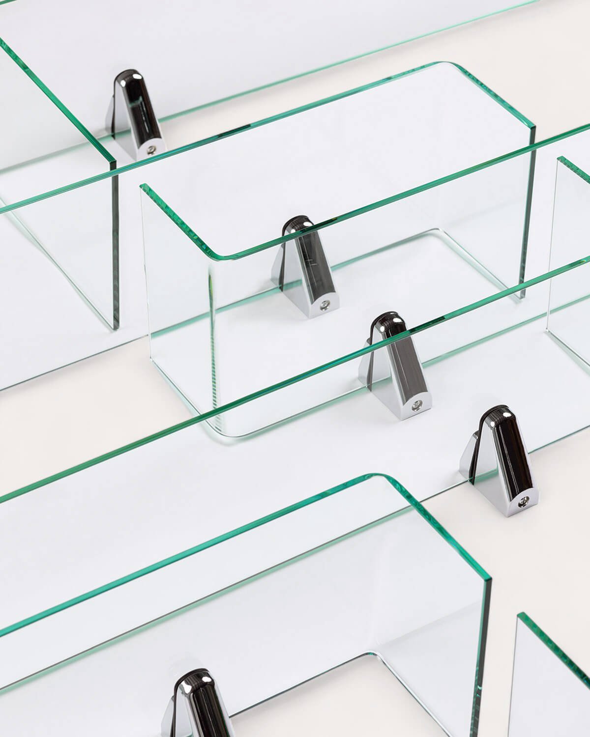 Ensemble d'Étagères Murales en Verre Curvé Iris, image de la gelerie 2