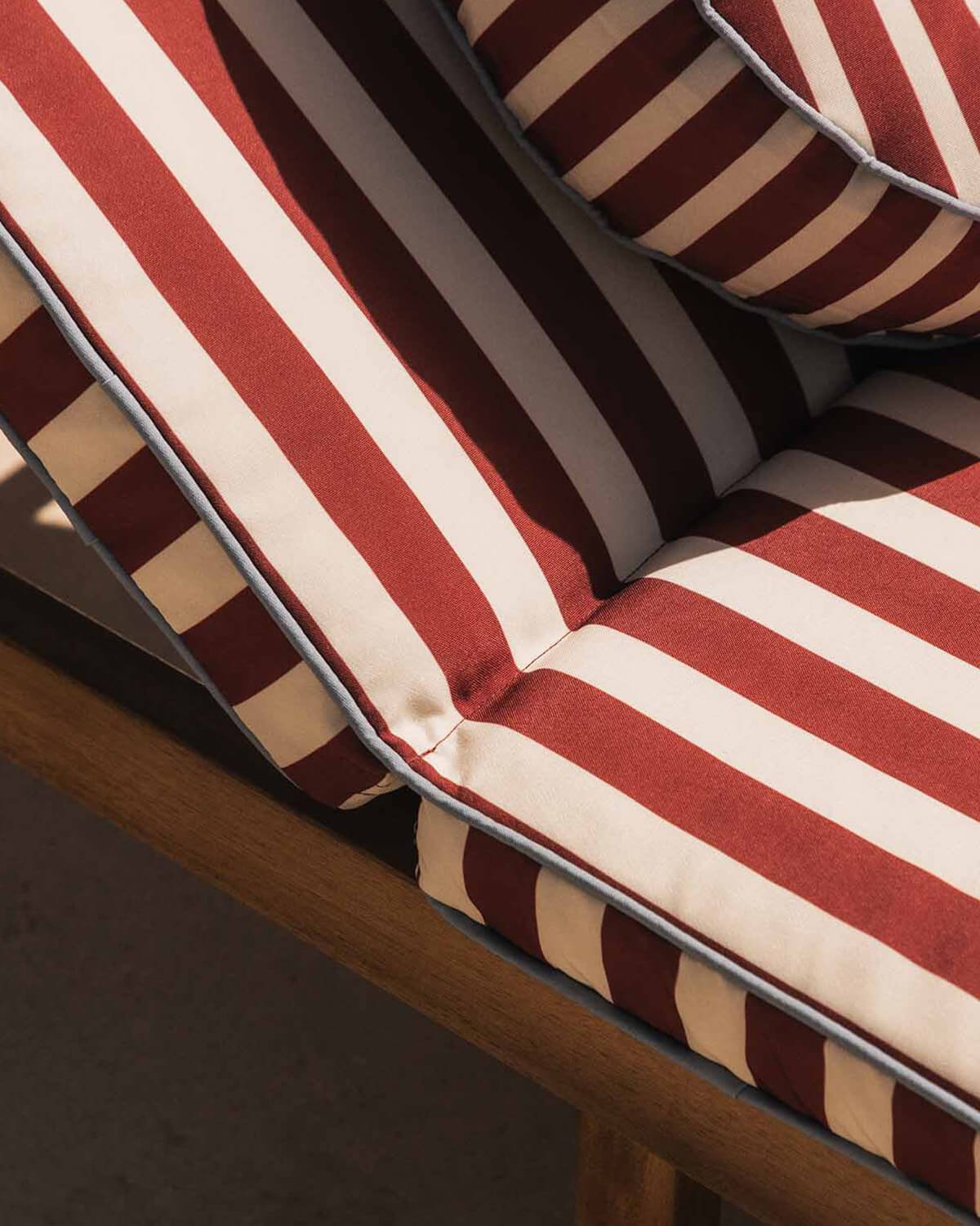 Chaise Longue Inclinable en Bois d'Acacia avec Coussin en Tissu Hazan, image de la gelerie 3