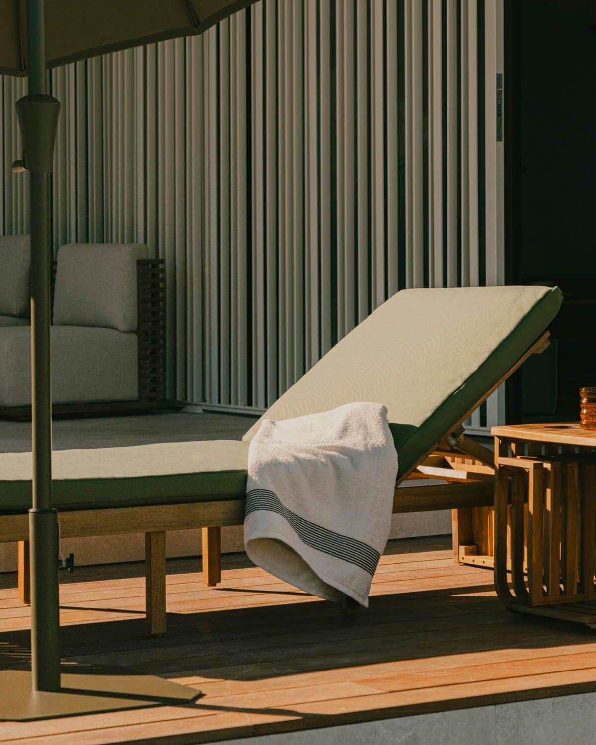 Chaise Longue Inclinable en Bois d'Acacia avec Coussin en Tissu Hazan, image de la gelerie 3