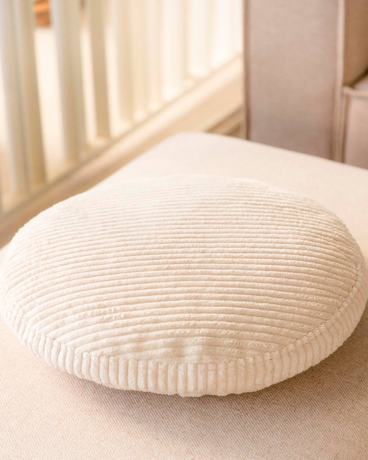 Coussin Rond en Velours Côtelé Épais (Ø43 cm) Raim, image de la gelerie 2