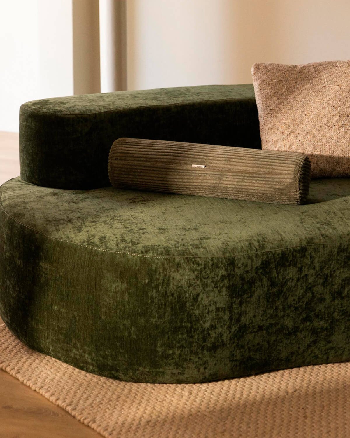 Coussin Cylindrique en Velours Côtelé Épais (63xØ15 cm) Raim, image de la gelerie 2