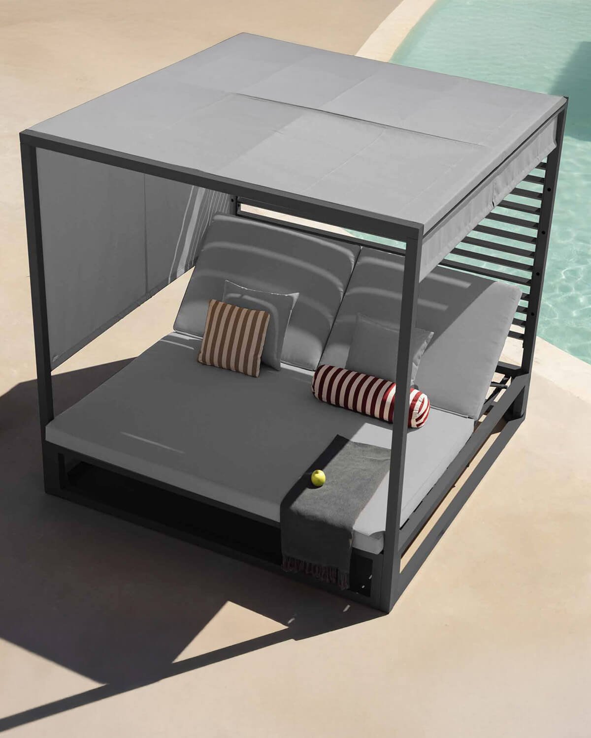 Lit Balinais Inclinable en Tissu et Aluminium Mersia, image de la gelerie 2