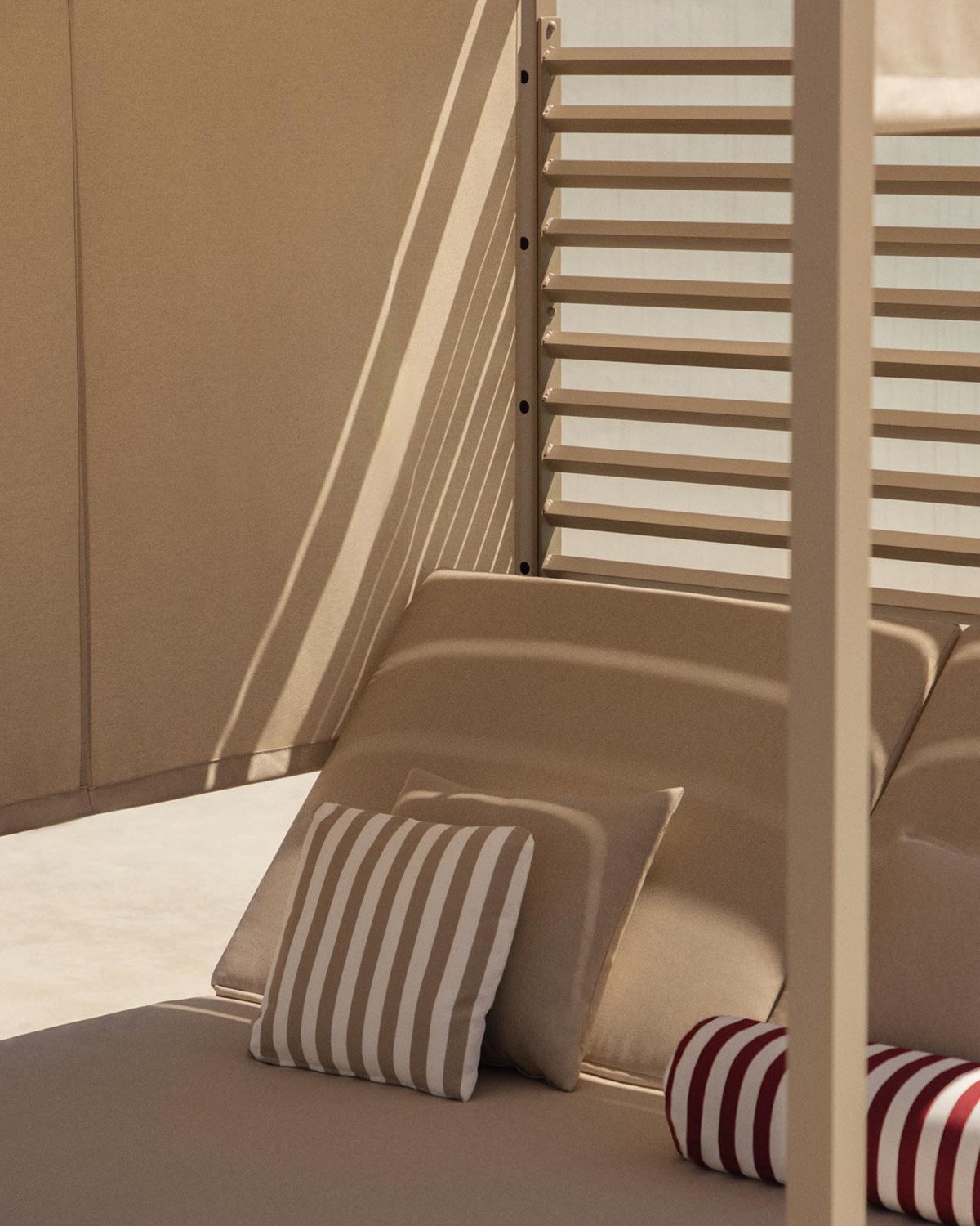 Set de Lit Balinais Inclinable Mersia et 2 Tables d'Appoint en Aluminium de (40x40 cm) Kreta Colours, image de la gelerie 3