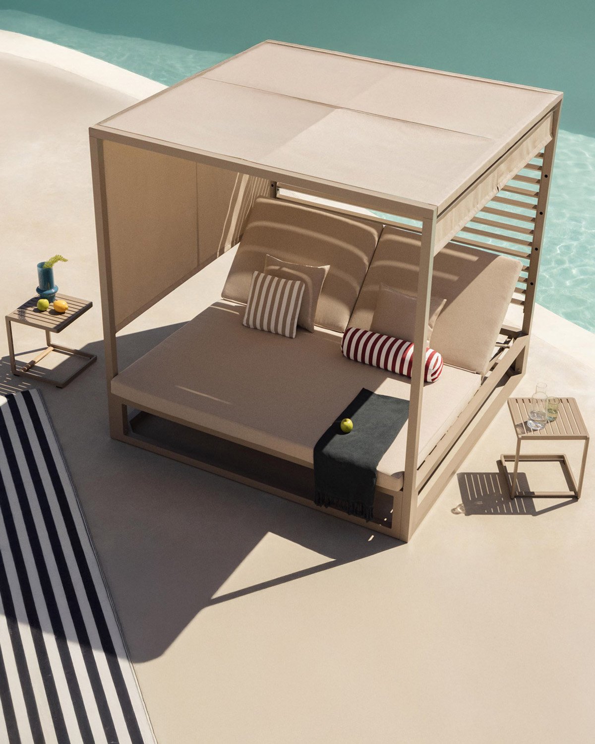 Set de Lit Balinais Inclinable Mersia et 2 Tables d'Appoint en Aluminium de (40x40 cm) Kreta Colours, image de la gelerie 2