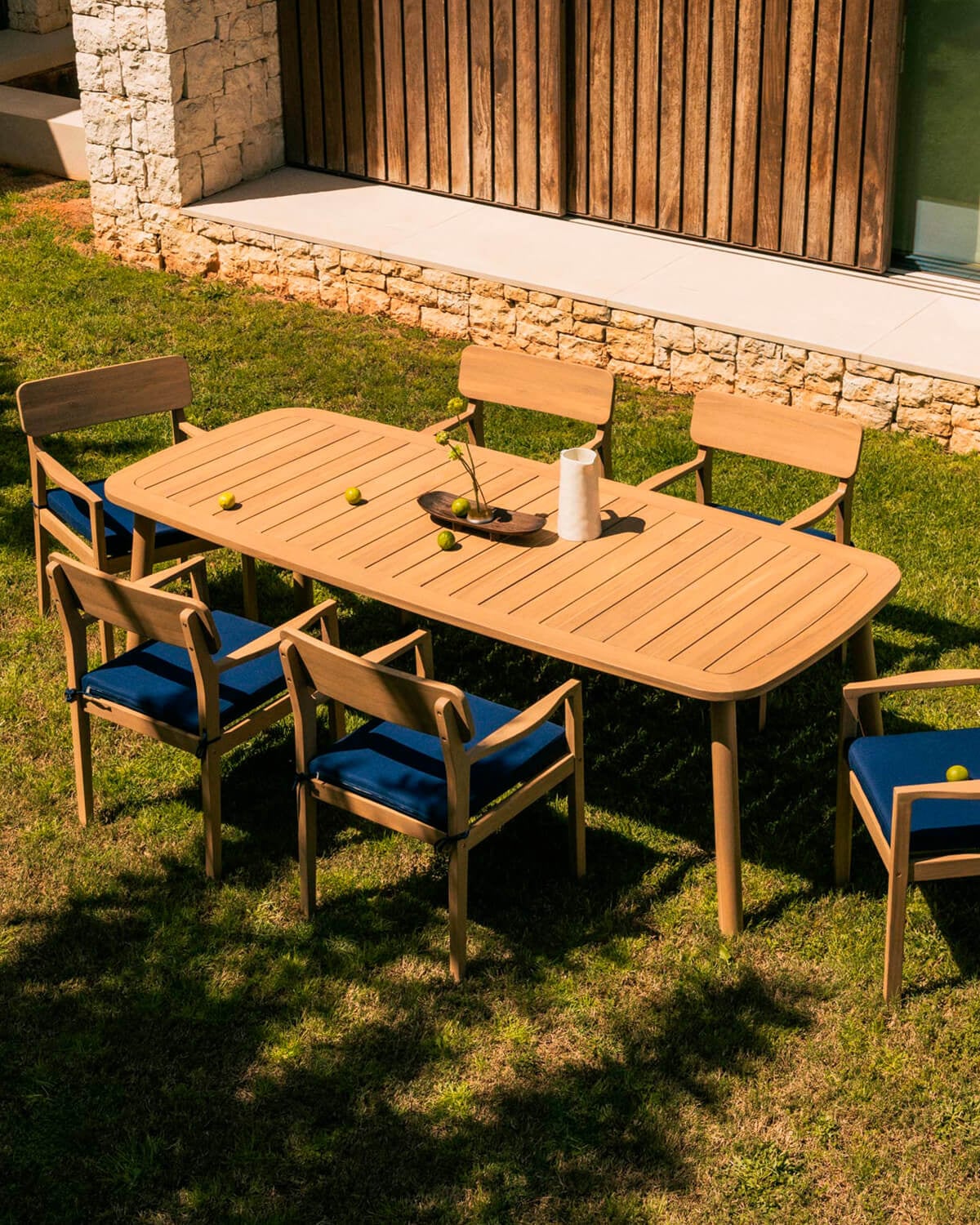Table Rectangulaire (240x100 cm) en Bois d'Acacia et 6 Chaises avec Accoudoirs d'Extérieur Mirla, image de la gelerie 2