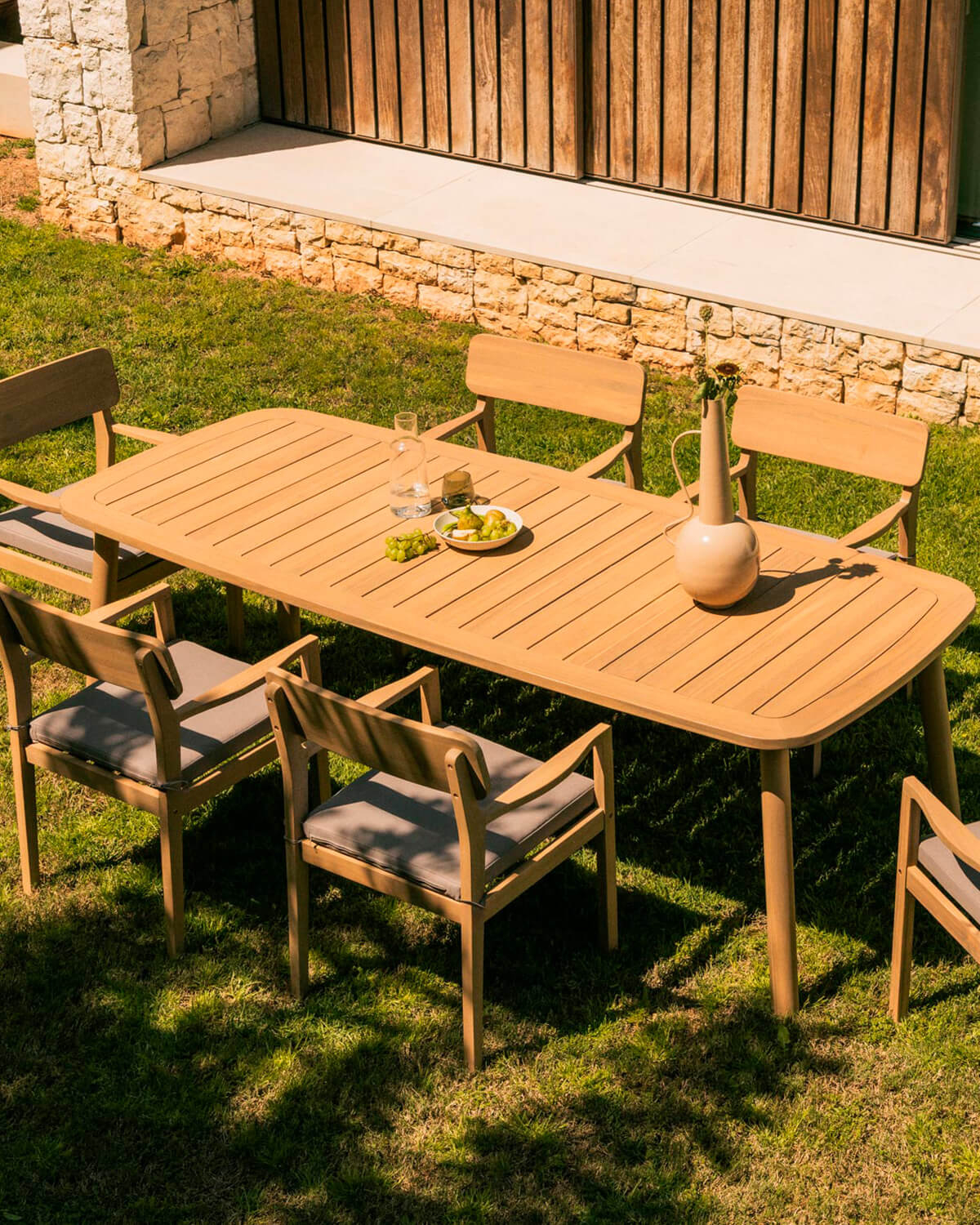 Ensemble avec table rectangulaire 240x100 cm et 6 chaises d'extérieur avec accoudoirs en bois d'acacia Mirla, image de la gelerie 2