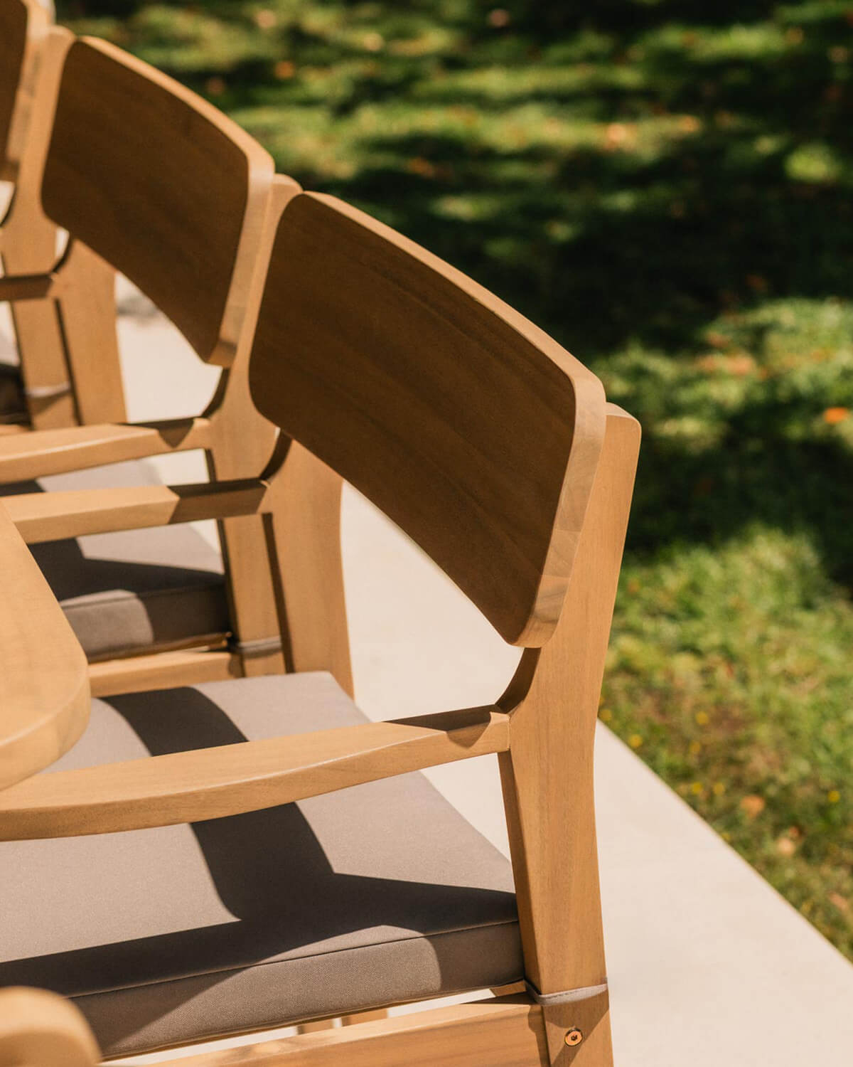 Ensemble avec table rectangulaire 180x100 cm et 6 chaises d'extérieur avec accoudoirs en bois d'acacia Mirla, image de la gelerie 3