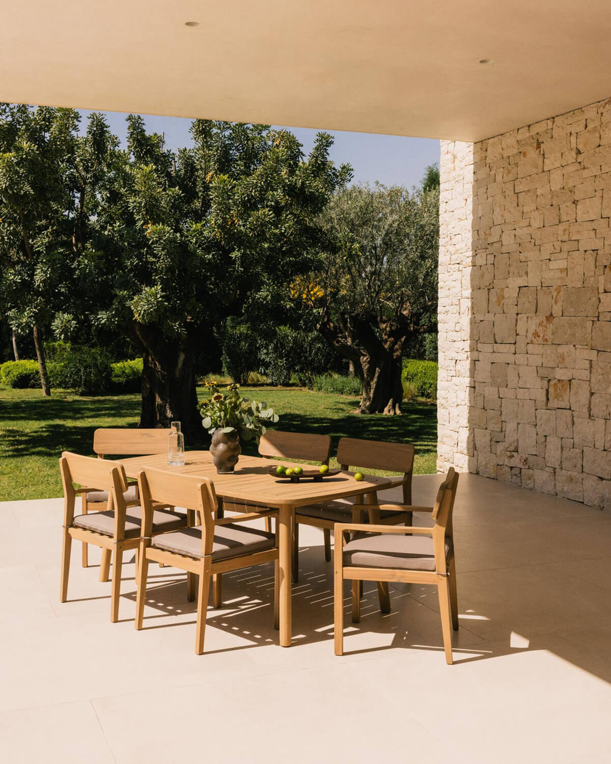 Ensemble avec table rectangulaire 180x100 cm et 6 chaises d'extérieur avec accoudoirs en bois d'acacia Mirla, image de la gelerie 2