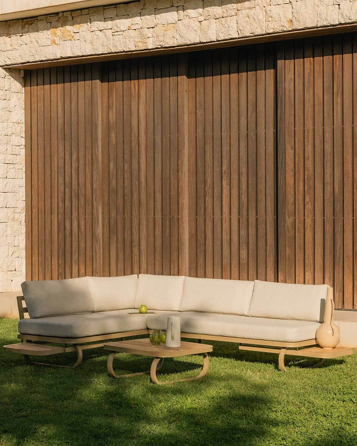 Ensemble de Jardin avec 2 Canapés 2 Places et Table Basse en Teck et Métal Emilia, image de la gelerie 2