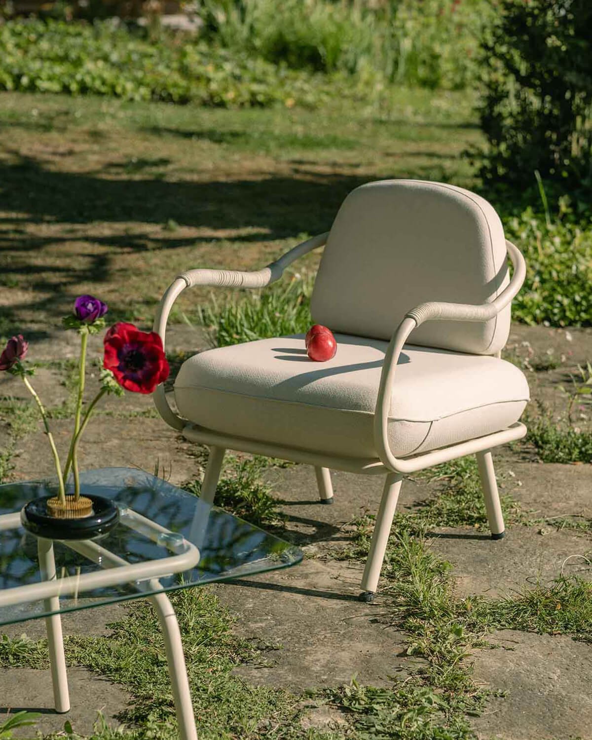 Ensemble de Jardin avec canapé 2 places, 1 Fauteuil et Table Basse en Verre Trempé et Métal Xoan, image de la gelerie 3