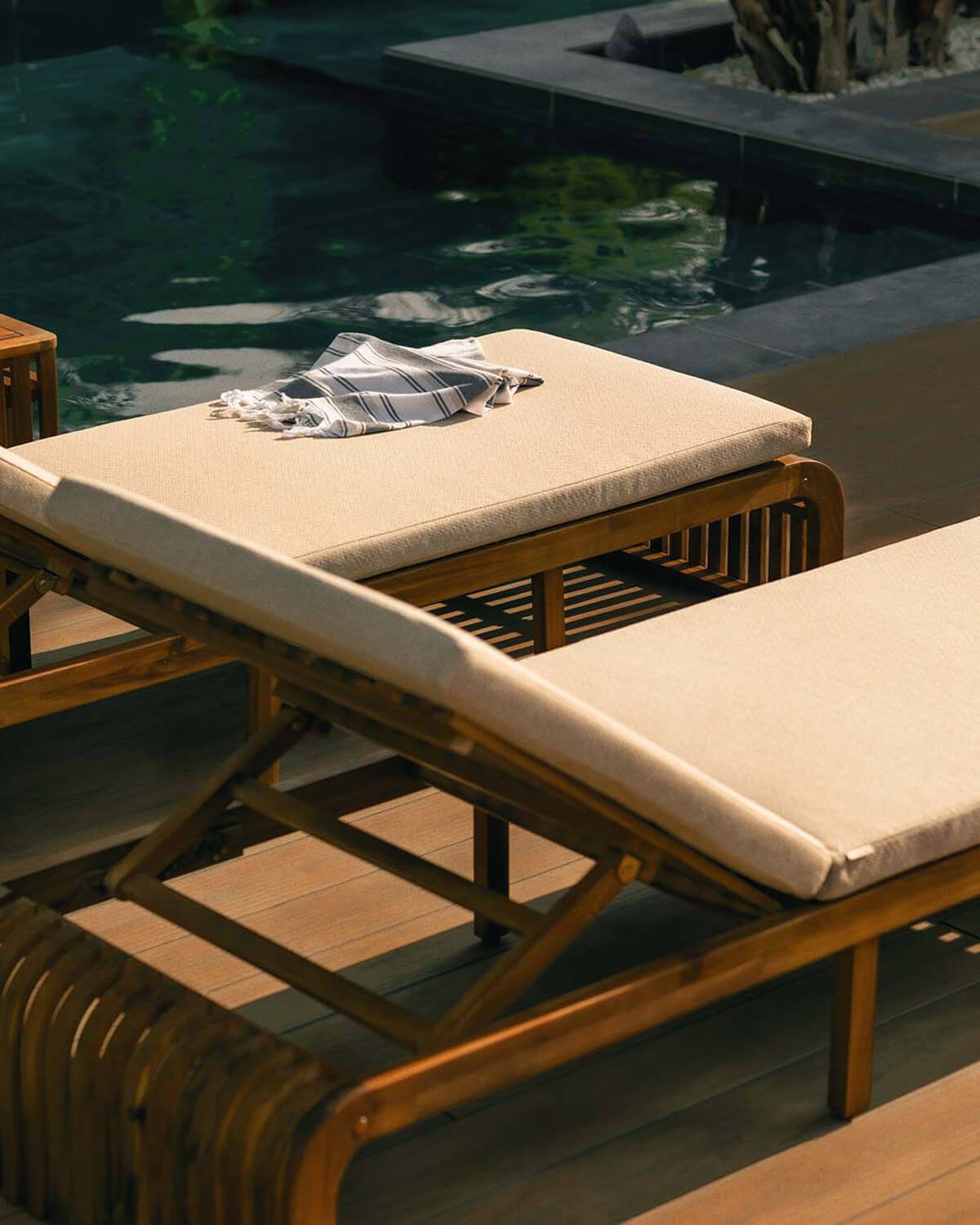 Set de 2 Chaises Longues et Table d'Appoint en Bois d'Acacia (45x45 cm) Hazan, image de la gelerie 3