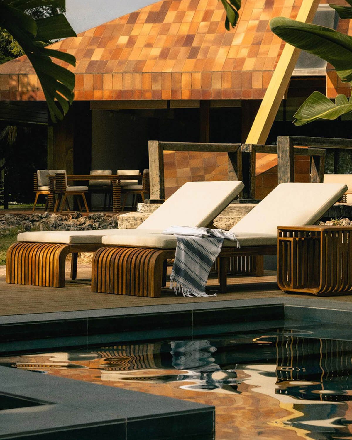 Set de 2 Chaises Longues et Table d'Appoint en Bois d'Acacia (45x45 cm) Hazan, image de la gelerie 2