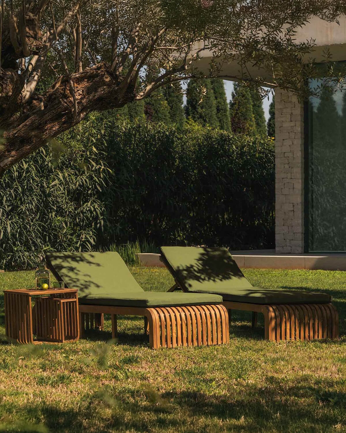 Set de 2 Chaises Longues et Table d'Appoint en Bois d'Acacia (45x45 cm) Hazan, image de la gelerie 2