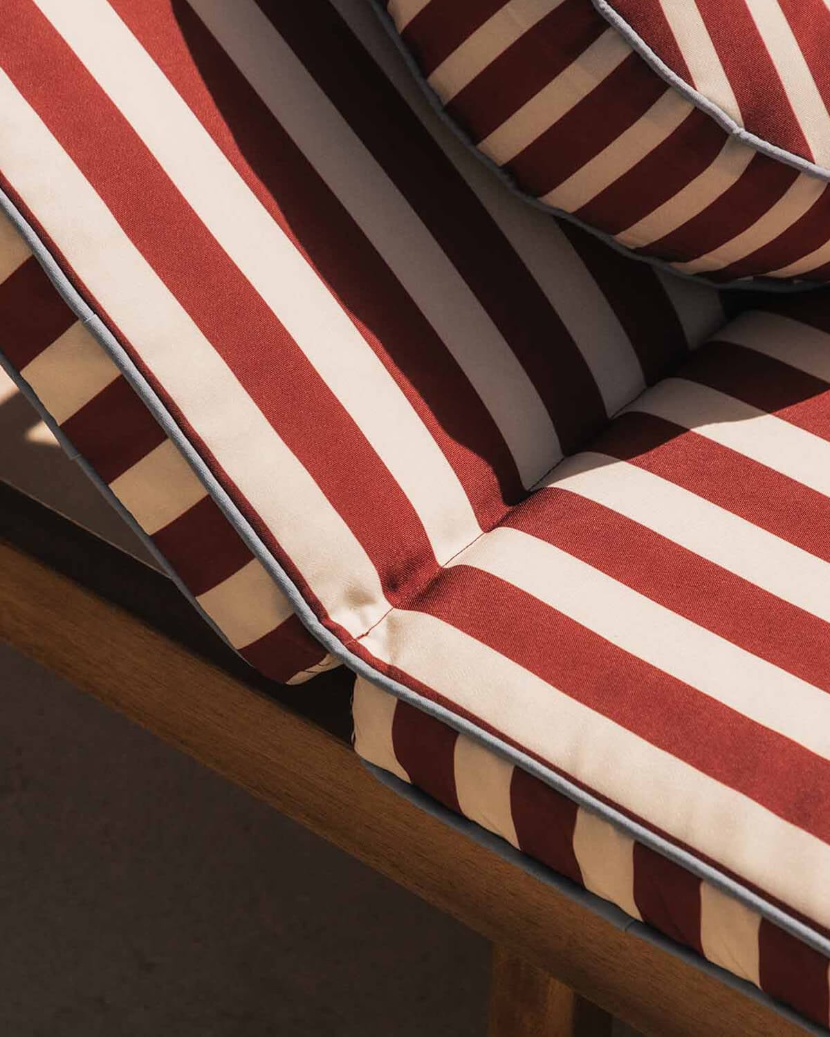 Set de 2 Chaises Longues et Table d'Appoint en Bois d'Acacia (45x45 cm) Hazan, image de la gelerie 3