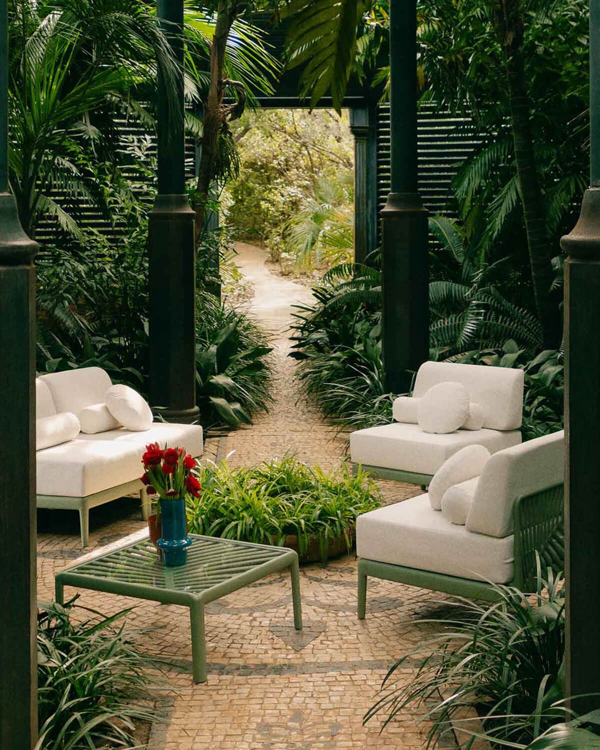 Ensemble de Jardin avec Canapé 2 Places, 2 Fauteuils et une Table Basse en Verre Trempé et Polypropylène Meivy, image de la gelerie 2