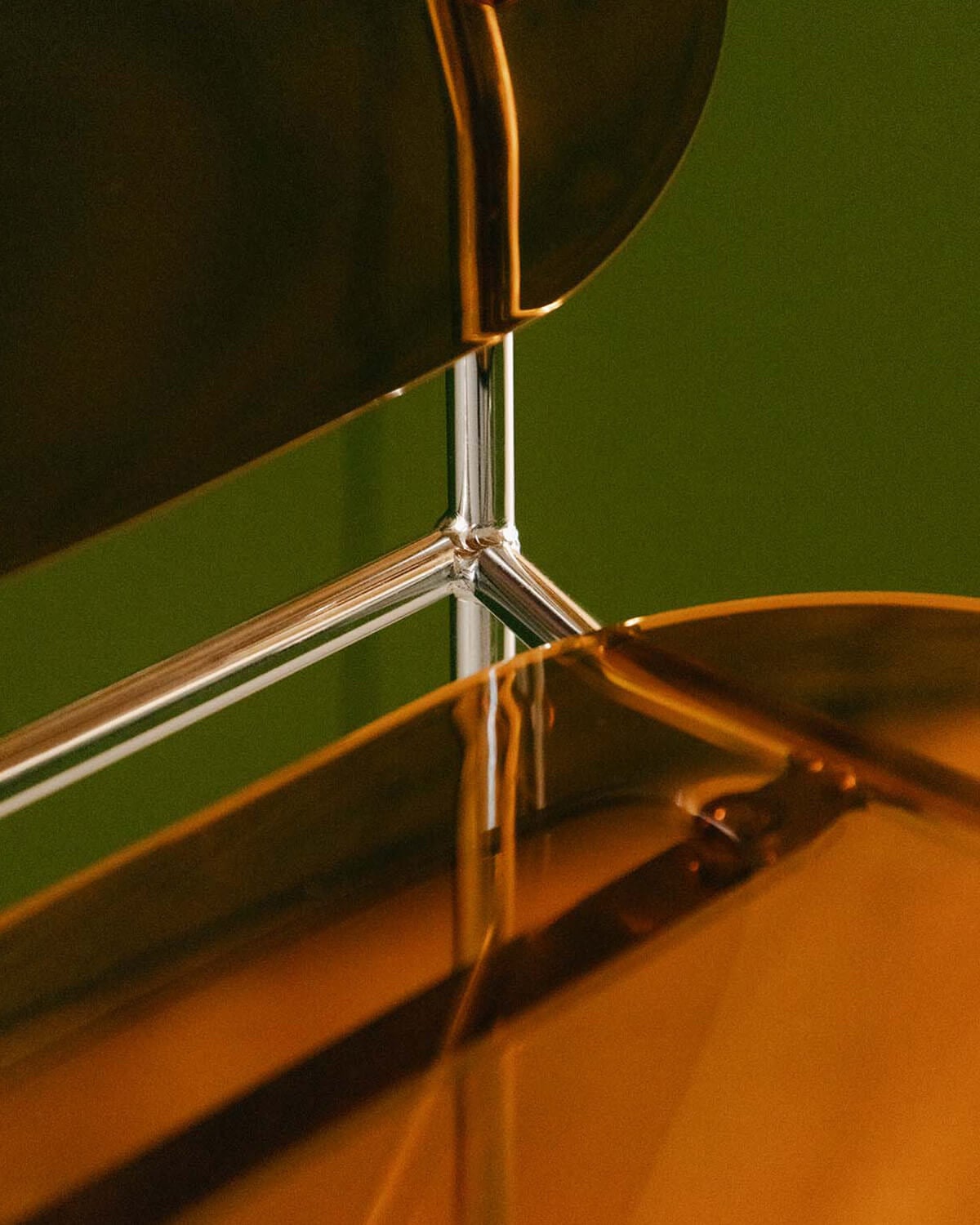 Lot de 2 tabourets hauts en polyéthylène et métal (75 cm) en forme de pomme de pin, image de la gelerie 3