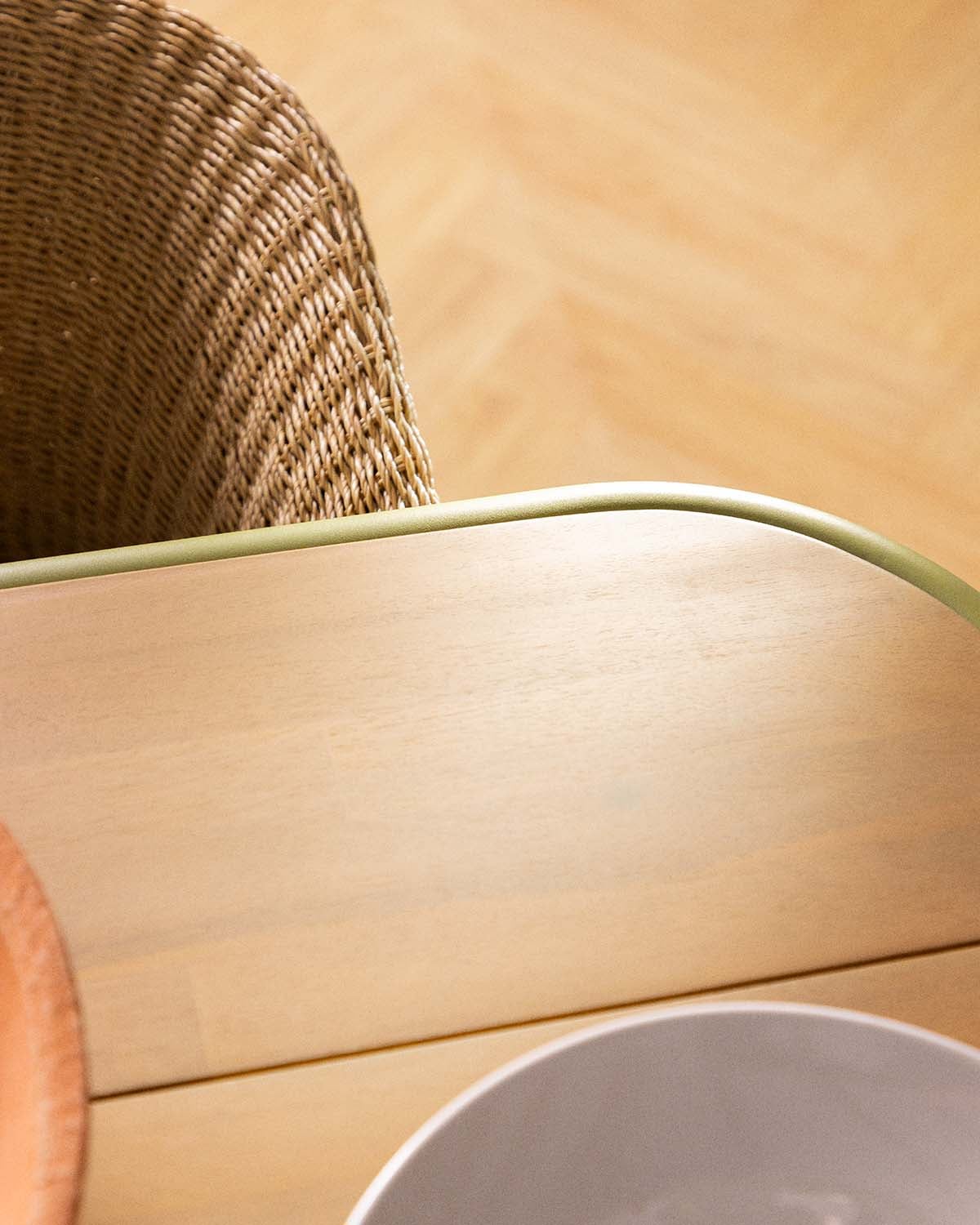 Ensemble Table et Chaises Rectangulaires (240x110 cm) et 8 Chaises en Bois d'Acacia et Métal Caitlyn, image de la gelerie 3