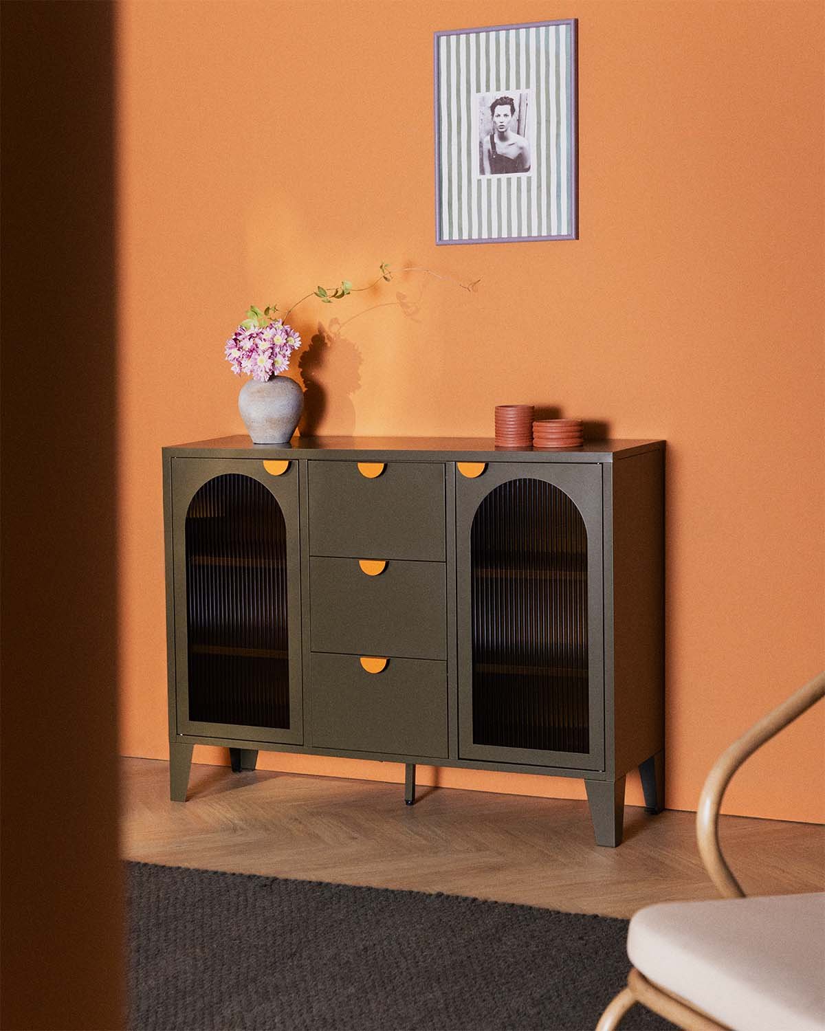 Buffet Bas à 2 Portes et 3 Tiroirs Acier et Verre Stratifiés Andrius, image de la gelerie 2