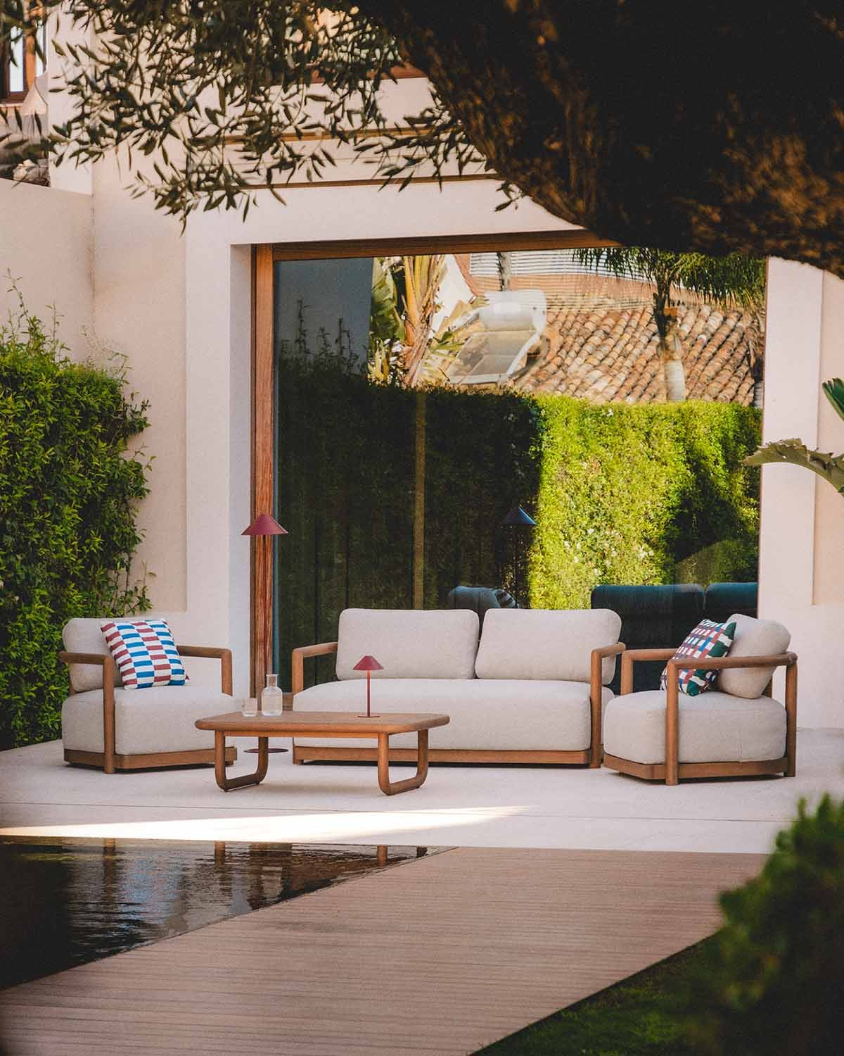 Ensemble de Jardin avec Canapé 2 Places, 2 Fauteuils et Table Basse en Bois d'Eucalyptus et Tissu Elnes, image de la gelerie 2