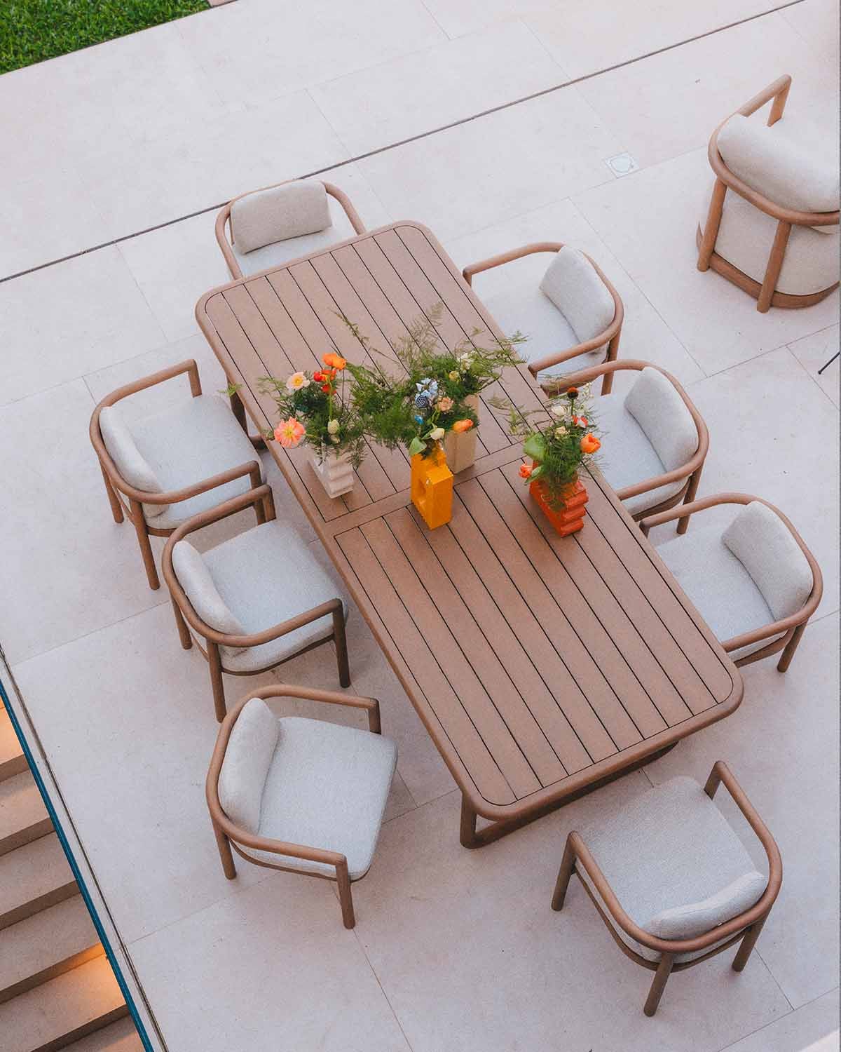 Ensemble Table Rectangulaire (240x100 cm) et 8 Chaises en Bois d'Eucalyptus et Tissu d'Extérieur Elnes, image de la gelerie 2