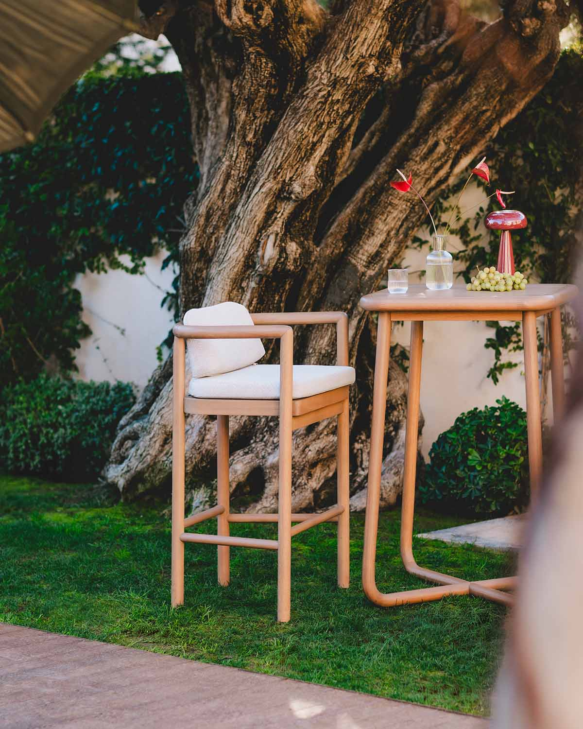 Pack 2 Tabourets Hauts d'Extérieur en Bois d'Eucalyptus et Tissu (77 cm) Elnes, image de la gelerie 2