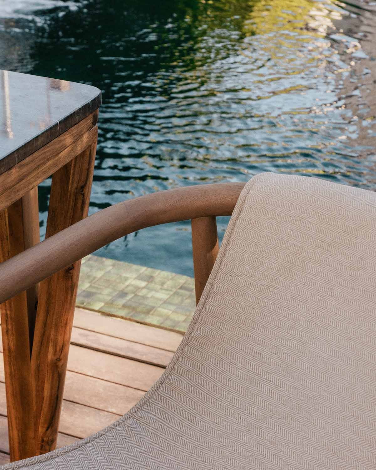 Chaise d'Extérieur en Bois d'Eucalyptus et Tissu Clhoti, image de la gelerie 3